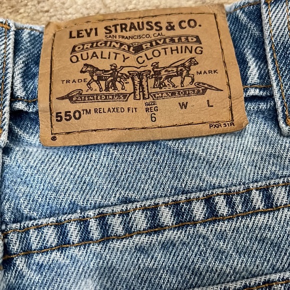 Levi 550 unisex Relaxed fit shorts with fringes!  Size 6 , Great condition - Picture 5 of 5